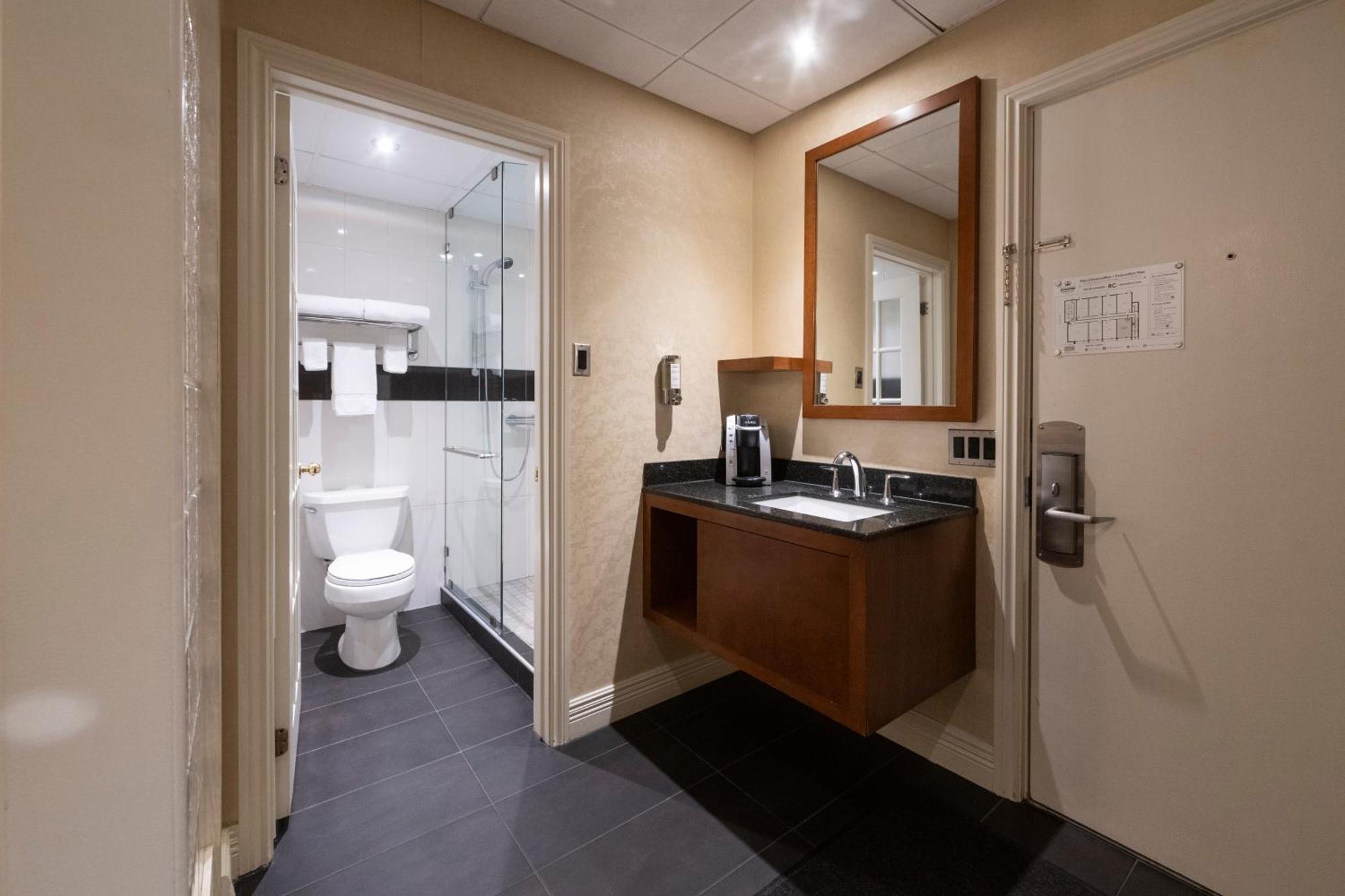 Hotel & Suites Le Dauphin דראמונדוויל מראה חיצוני תמונה