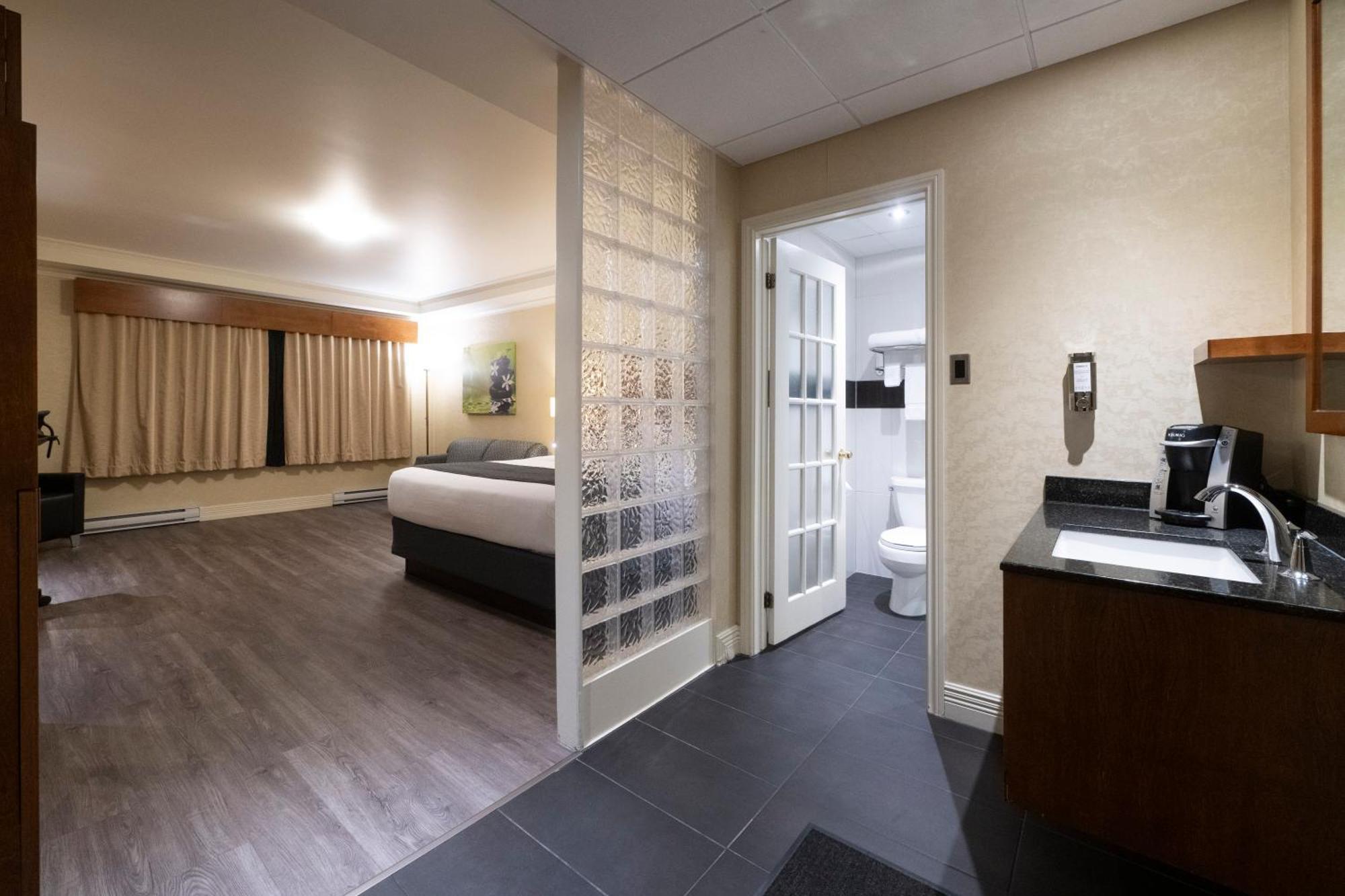 Hotel & Suites Le Dauphin דראמונדוויל מראה חיצוני תמונה